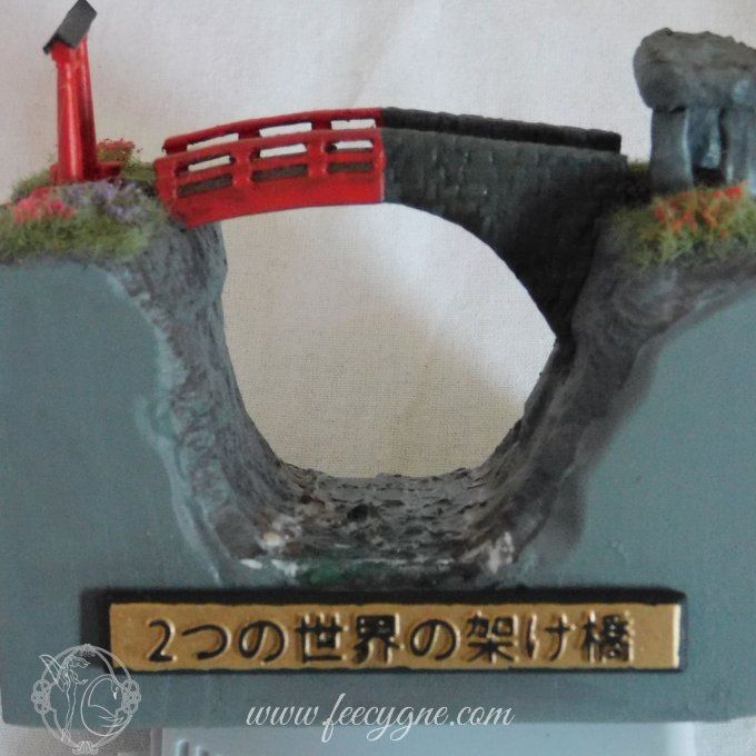 Diorama peint à la main "Un pont entre deux mondes"