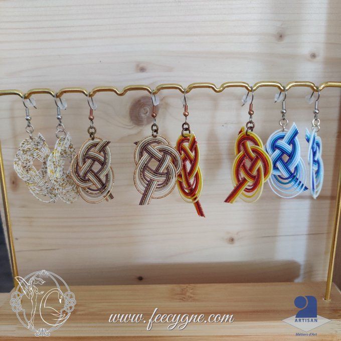 Boucles d'oreilles avec noeud awaji en Mizuhiki