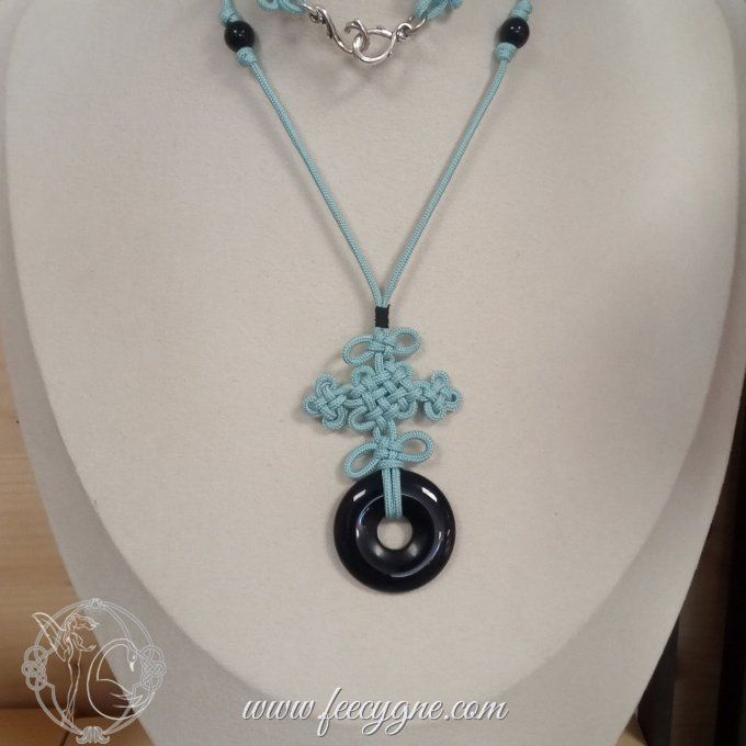 Collier en noeud coréen avec pendentif  en agathe noire