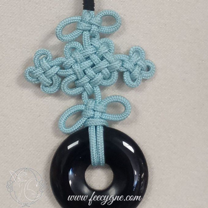Collier en noeud coréen avec pendentif  en agathe noire