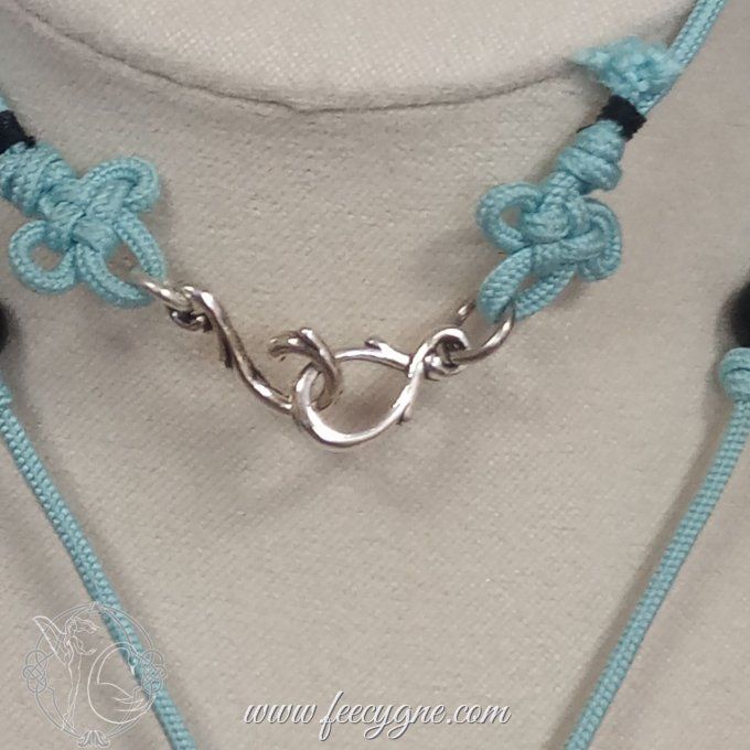 Collier en noeud coréen avec pendentif  en agathe noire