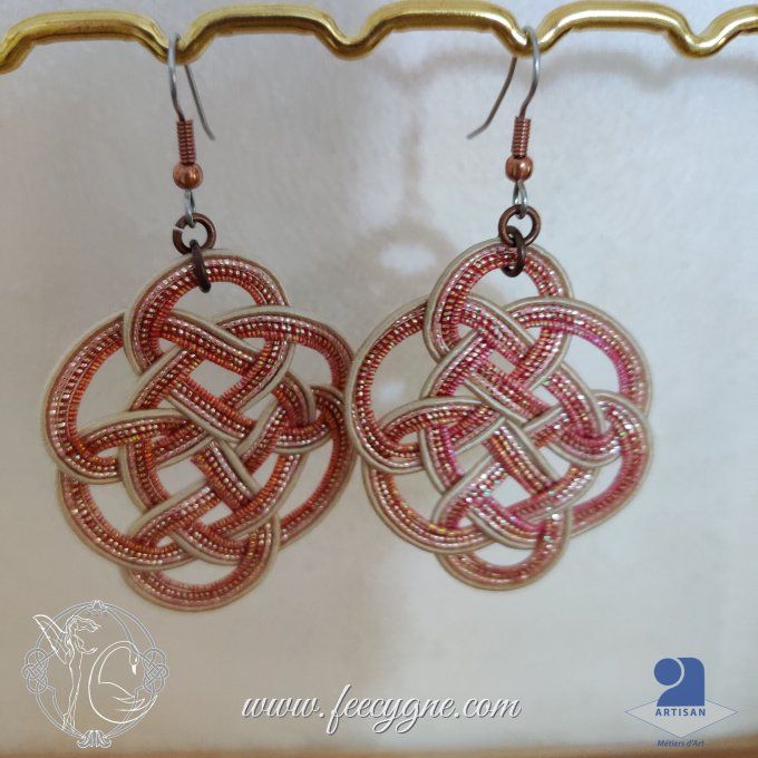 Boucles d'oreilles avec noeud tortue en Mizuhiki