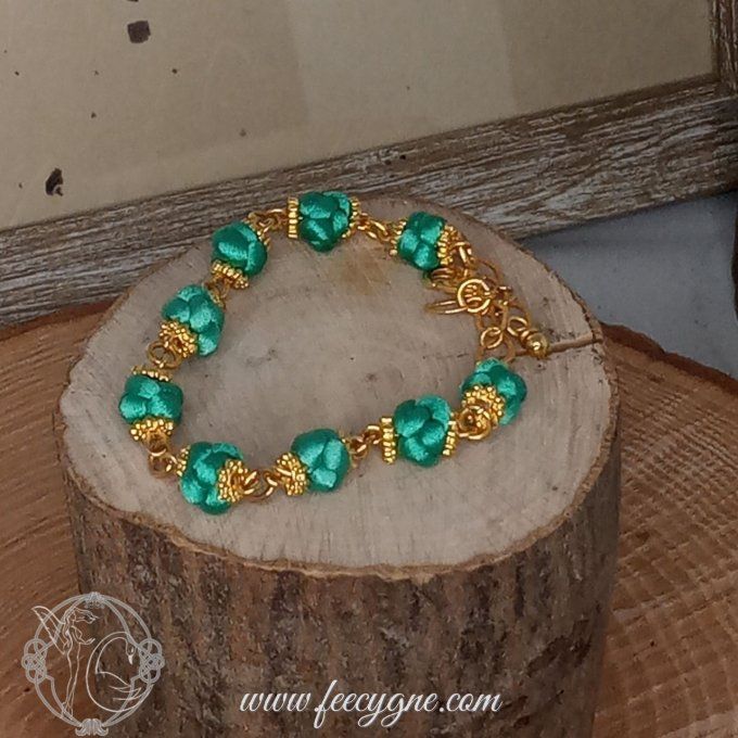Bracelet noeud boule sur chainette dorée