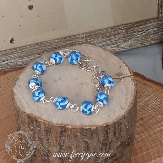 Bracelet noeud boule sur chainette dorée