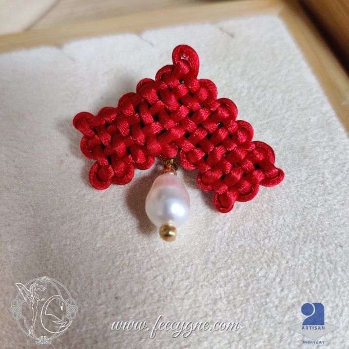 Pin's noeud "carillon de pierre" et perle nacrée