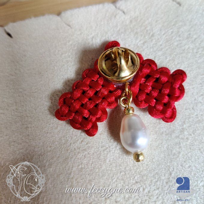 Pin's noeud "carillon de pierre" et perle nacrée