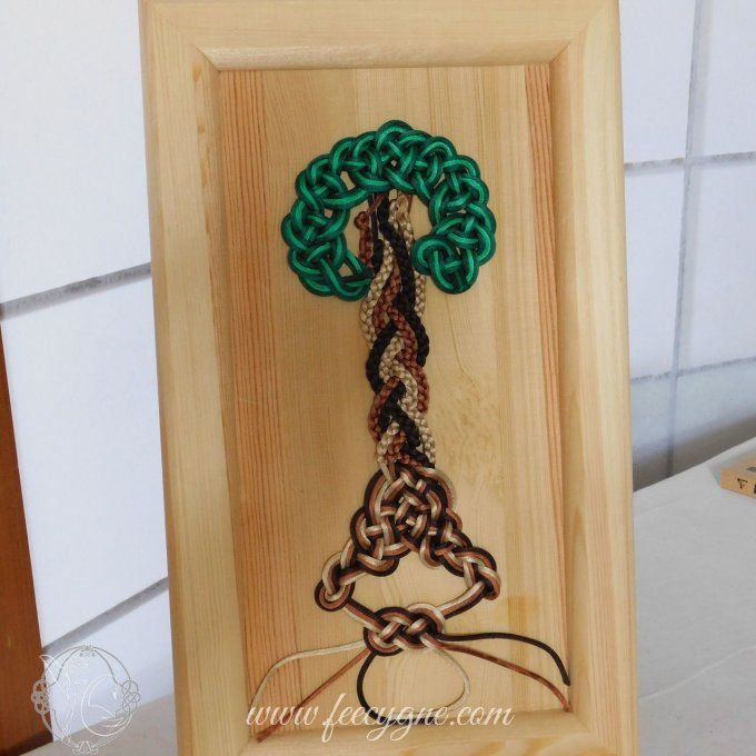Cadre de bois avec arbre de vie en noeuds celtes