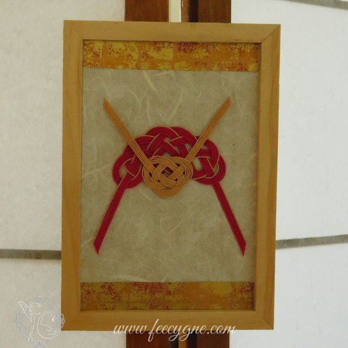 Cadre mizuhiki noeud rouge avec noeud awaji doré