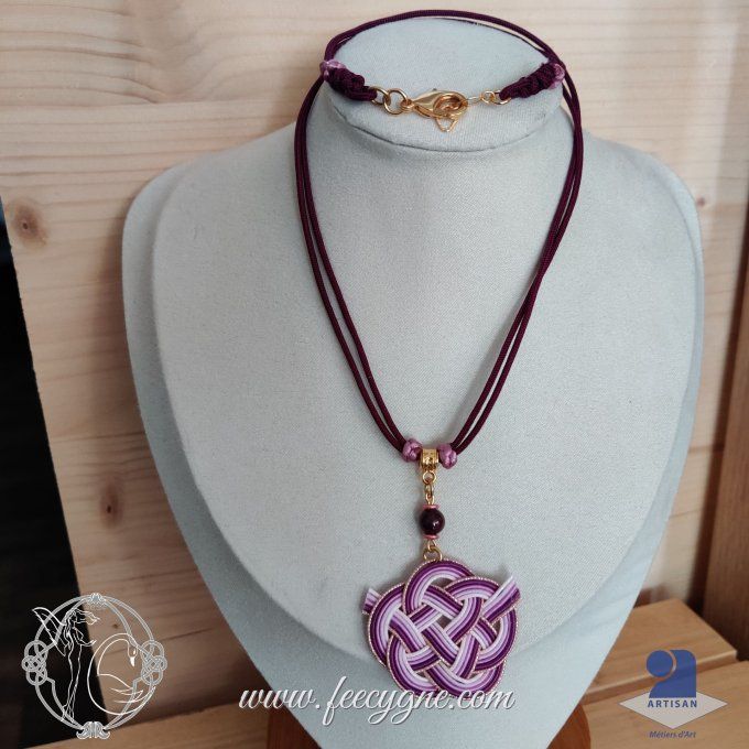 Collier mizuhiki avec noeud Camélia et pierre gemme Grenat