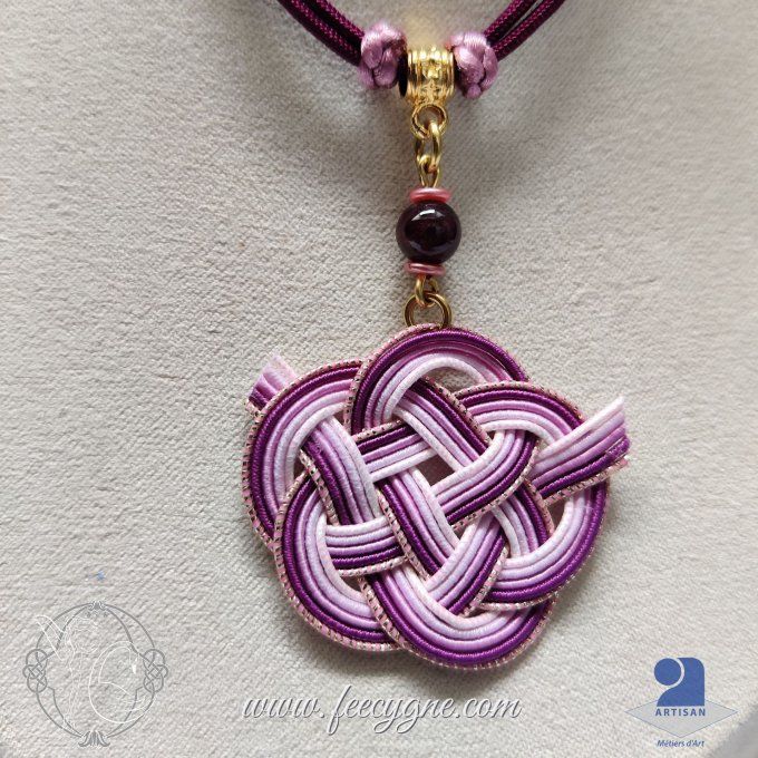 Collier mizuhiki avec noeud Camélia et pierre gemme Grenat