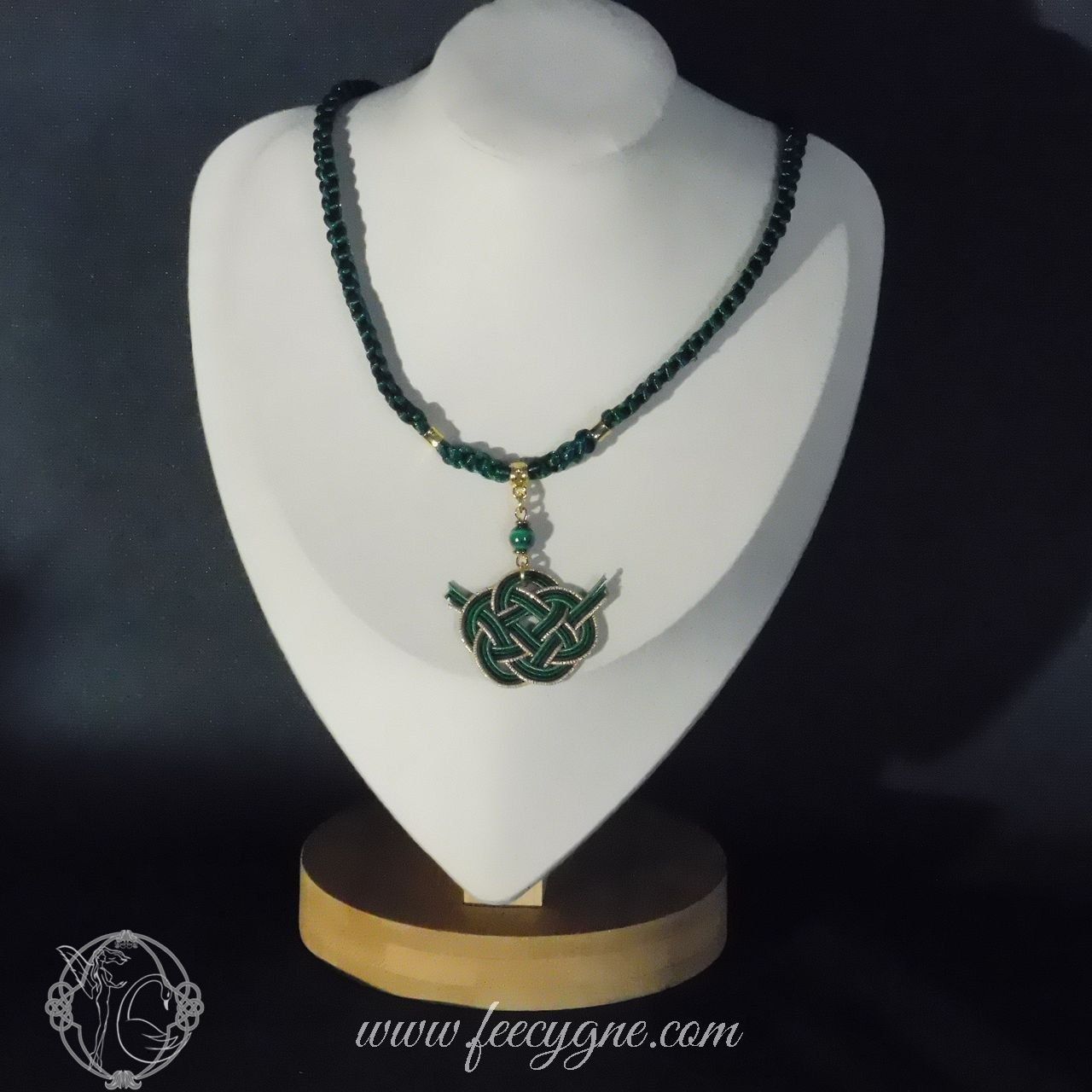 Collier avec pendentif mizuhiki noeud "camélia" et pierre gemme