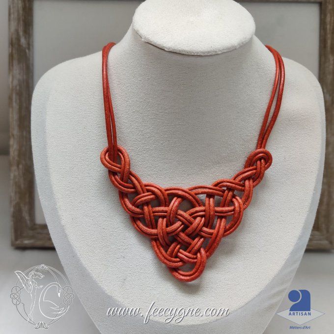 Collier cuir et cordon noeud guenievre