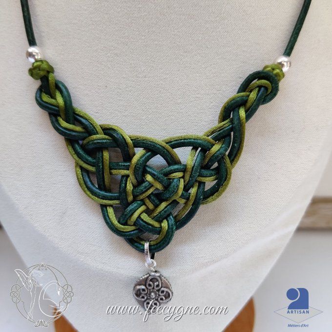 Collier cuir et cordon noeud guenievre